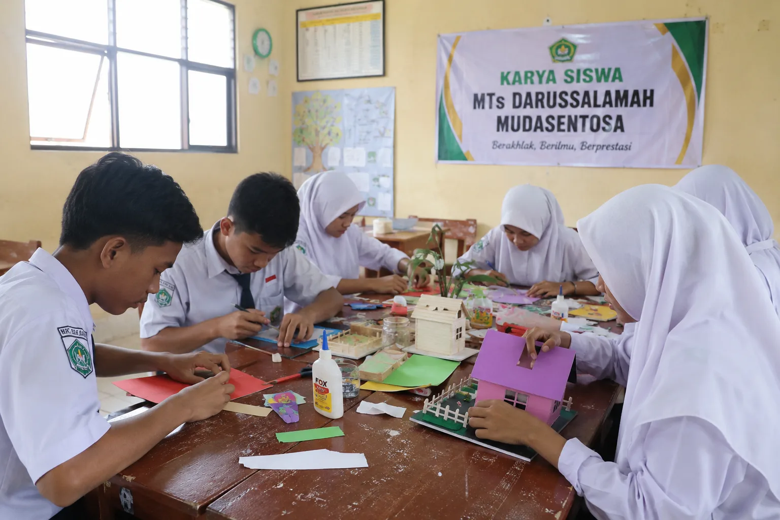 Siswa-siswi MTs Darussalamah Mudasentosa belajar dengan khidmat